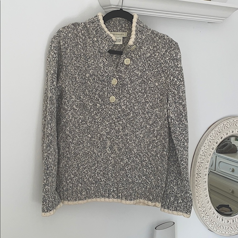 Women’s small oversized chunky knit sweater.
